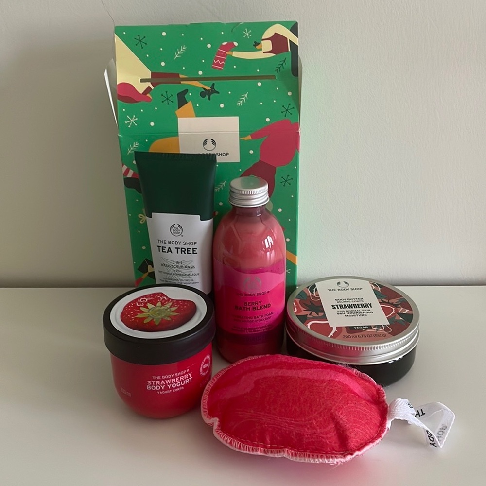 The body shop berries & bubbles bath ritual gift set